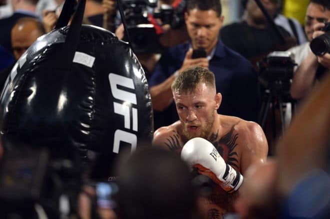 Conor McGregor Beats Floyd Mayweather